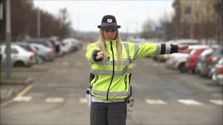 Řízení křižovatky policistouControlled intersection policeman [upl. by Kristo]