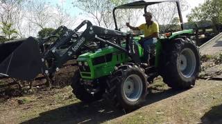 Tractor DEUTZ FAHR Agromaxx 55 con cargador frontal [upl. by Anila918]