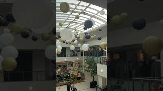 Grote lampionnen decoratie winkelcentrum Rooselaar te Roosendaal Wit goud zwart tot wel 120 cm [upl. by Lachlan398]