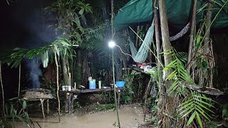 Acampamento na beira de um Rio em uma mata fechada a chuva não dá moleza a noite o Rio inundou tudo [upl. by Azzil]