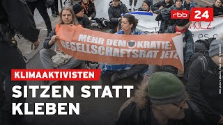 Letzte Generation blockiert Warschauer Brücke in Berlin [upl. by Sajet]