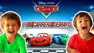 LA CARRERA DE RAYO MCQUEEN DISNEY JUNIOR Juegos de carreras de autos para niños  CARS [upl. by Akenahs]