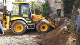 Jcb 4cx rakodógép  jcb 4cx földmunkagép szűk helyen munka közben  Munkagepelmenyhu [upl. by Onitnelav428]