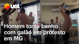 Homem leva galão de água e toma banho em protesto contra falta de água em Lavras MG [upl. by Ludovick]