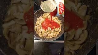 Pasta con pollo champiñon y tomate Pasta with chicken mushrooms and tomate [upl. by Rockey]