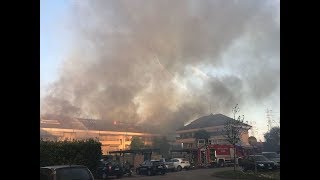 MEGA INCENDIO APPARTAMENTO ARRIVO MEZZI VIGILI DEL FUOCO IN SIRENA  CARABINIERI IN SIRENA Arese [upl. by Elbas]