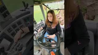 UNE JEUNE AGRICULTRICE LABOURE UN CHAMP AVEC 1 CHARRUE agricole agriculture agricultrice [upl. by Aynatan577]