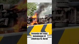 Pemandu lori maut kemalangan di Lebuhraya KLKarak AWANInews [upl. by Diao828]