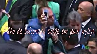 filho de bolsonaro cospe em jean wyllys depois dele cuspir em jair bolsonaro [upl. by Rahab]