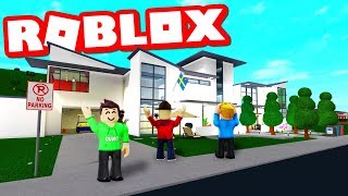 KAMRATERNA FLYTTAR IN I EN LYXVILLA I ROBLOX BLOXBURG [upl. by Okiek152]