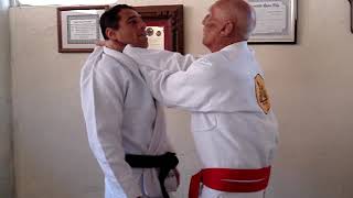 Grandmaster Helio Gracie choke  Estrangulamendo do Grande Mestre Helio Gracie Brazilian JiuJitsu [upl. by Hisbe]