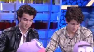 Jonas Brothers cantando en español  speak spanish  Volando Voy Volando Vengo en El hormiguero [upl. by Nixon]