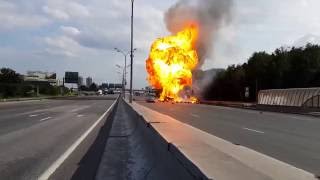 O mașină cu butelii GPLde aragaz explodează pe o autostradă din Rusia [upl. by Aivatnohs244]