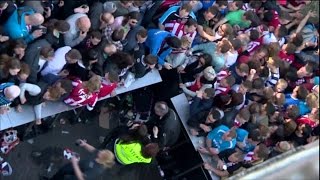 Mensen onwel door extreme drukte bij huldiging PSV [upl. by Wilek]