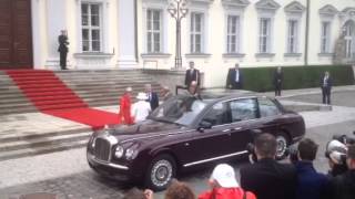 Ankunft der Queen im Schloss Bellevue in Berlin [upl. by Mehalick140]