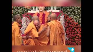 HDH Mahant Swami Maharaj amp Pujya Narayan Charan Swami HUGGING Each Other [upl. by Azilanna]