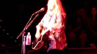 Melissa Etheridge  Meet Me In The Back  LIVE AND ALONE 2009  Westbury NY [upl. by Yatnahs342]