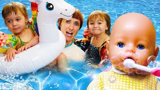 Disfrutemos la piscina con la pequeña Bianca y sus juguetes Vídeos de bebés para niños en español [upl. by Durrej]