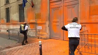 Climat  après Matignon nouvelle action choc au ministère de lécologie à Paris [upl. by Yraunaj]