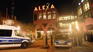 Berlin Mitte Mit viel Licht sorgt die Polizei am Alexanderplatz für Sicherheit [upl. by Radack]