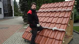 Jak wyciągnąć dachówkę ceramiczną falistą przy montażu instalacji PV [upl. by Farant377]