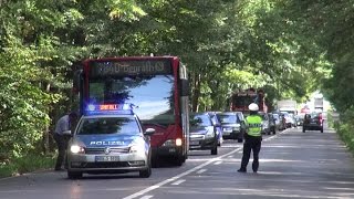 SCHWERER UNFALL IN HILDEN  PKW fuhr vor Baum  Vollsperrung  Feuerwehr Hilden [upl. by Proud86]