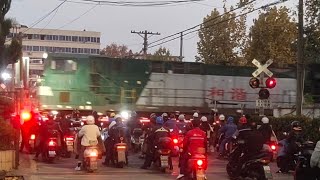 【China Railway】New Crossing gateFreight train 46284 passing Santai Railroad Crossing 货车46284次通过三台道口 [upl. by Fidelio770]