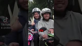 Pendukung Bu Risma melakukan kampanye simpatik dengan menyapu jalan dan berbagi bunga risma [upl. by Oigaib]