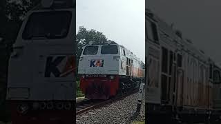 Woss viral Kereta api KA Siliwangi melintas juss [upl. by Mak]