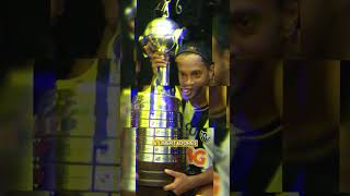 O dia que Ronaldinho mostrou sua magia na cadeia ronaldinhogaucho futebol [upl. by Yannodrahc]