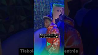 Tiakola rate son entrée en showcase 😂 [upl. by Aramak]