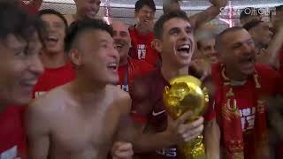 特别报道 上海海港2024中超夺冠更衣室庆祝  Special Report Shanghai Port teams celebration in the team locker room [upl. by Lumbard]